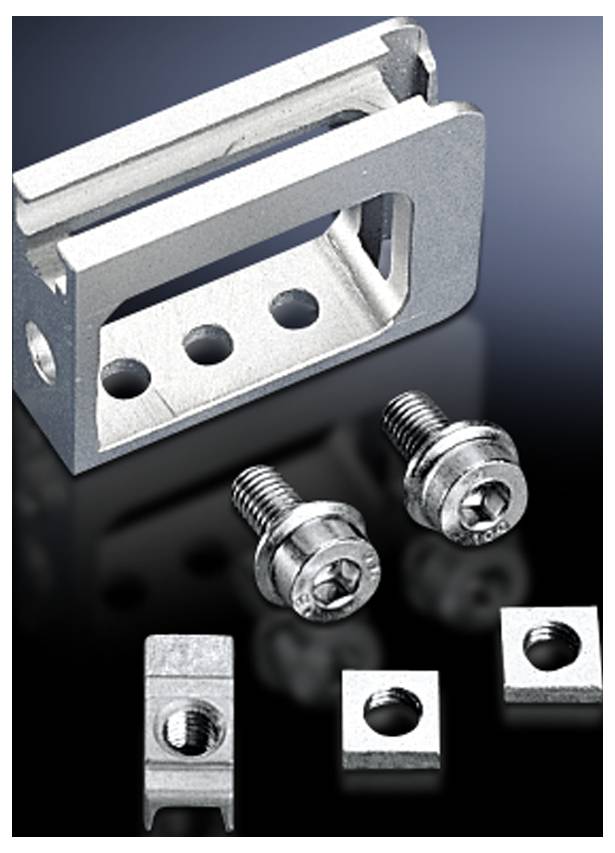 Ein silbernes Metallwinkelstück mit drei Löchern, daneben zwei Schrauben und drei quadratische Muttern auf glänzendem Untergrund.