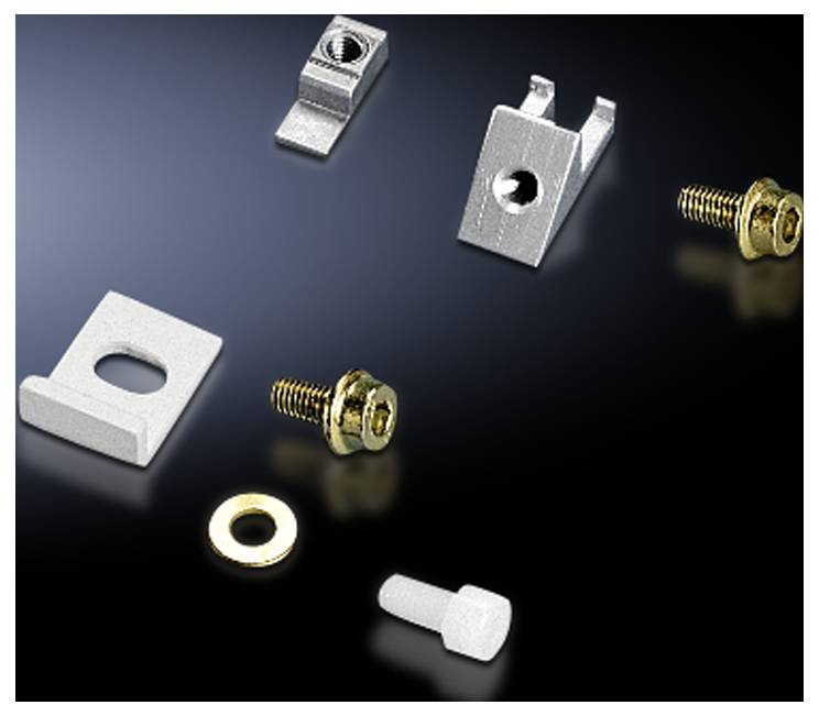 Mehrere silberne und goldene Metallkomponenten, einschließlich Schrauben und Halterungen, liegen auf einem dunklen Hintergrund.