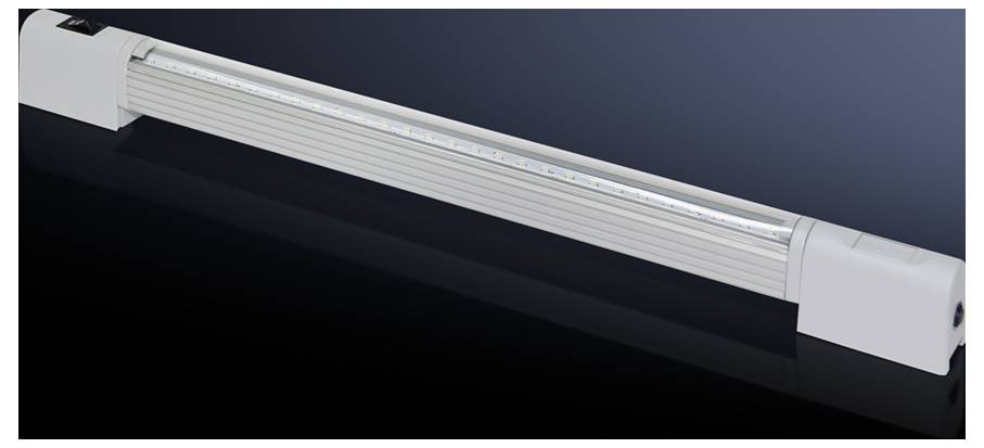 Längliche LED-Leuchte mit silbernem Gehäuse und durchsichtiger Abdeckung auf schwarzem Hintergrund. Ideal für moderne Beleuchtung.