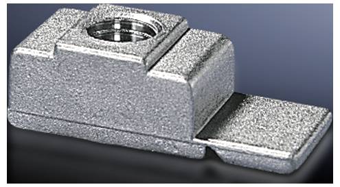 Ein silbernes, rechteckiges Metallteil mit einer zentralen Gewindebohrung, wahrscheinlich ein Maschinenelement oder Verbindungselement.