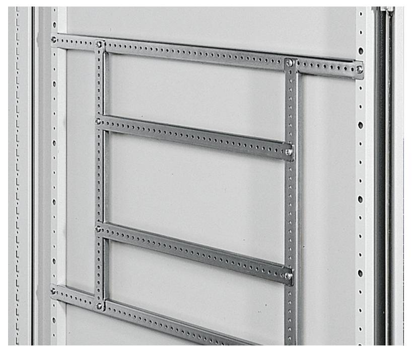 Metallverstrebung an einer Wand, bestehend aus mehreren horizontalen und vertikalen Lochschienen, zur strukturellen Unterstützung.