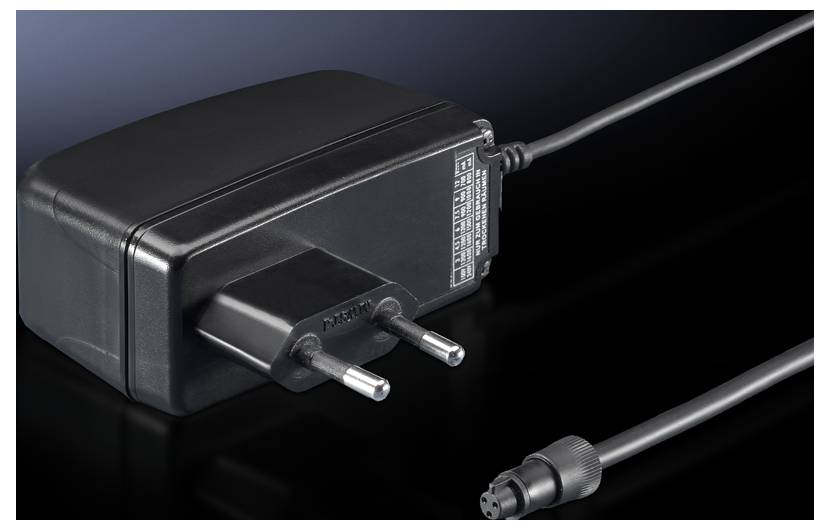 Schwarzes Netzteil mit Eurostecker und Kabel gegen dunklen Hintergrund. Geeignet für elektronische Geräte.