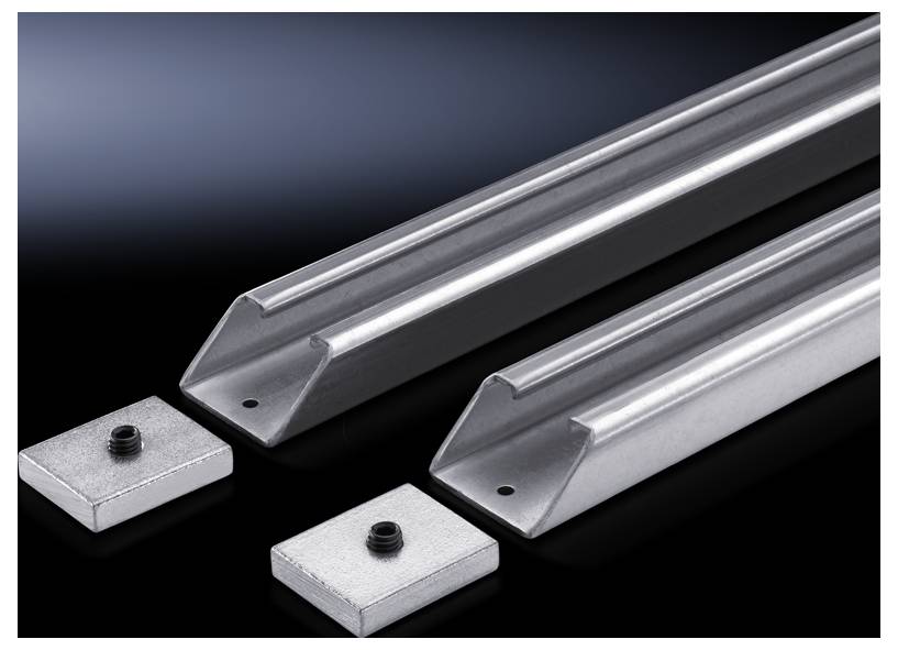 Metallschienen und Fußplatten auf schwarzem Hintergrund. Die Schienen haben eine V-Form, die Platten sind quadratisch mit einem mittigen Bolzen.