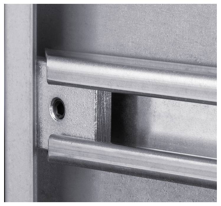 Nahaufnahme eines Metallmechanismus mit zwei parallelen Stangen, die an einer Halterung befestigt sind. Technisches Detail im Fokus.