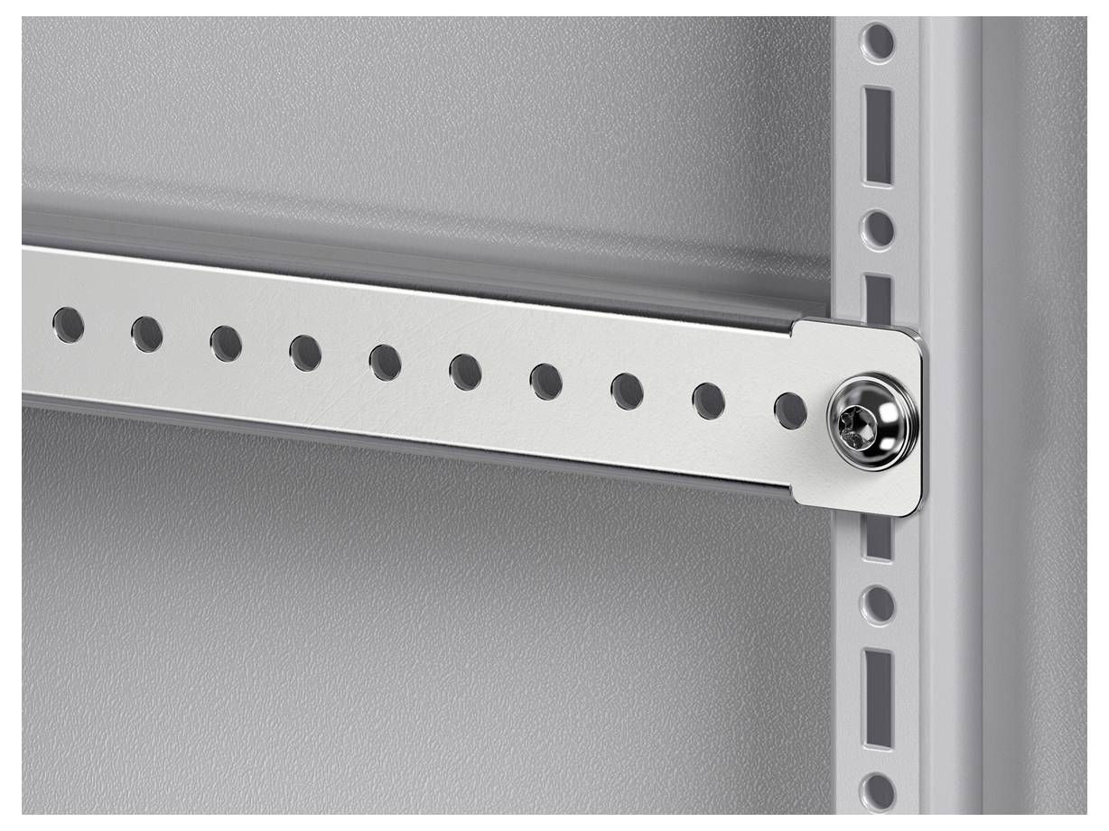 Detailaufnahme eines Metallregals mit einem perforierten Querstab und einer fixierenden Schraube.