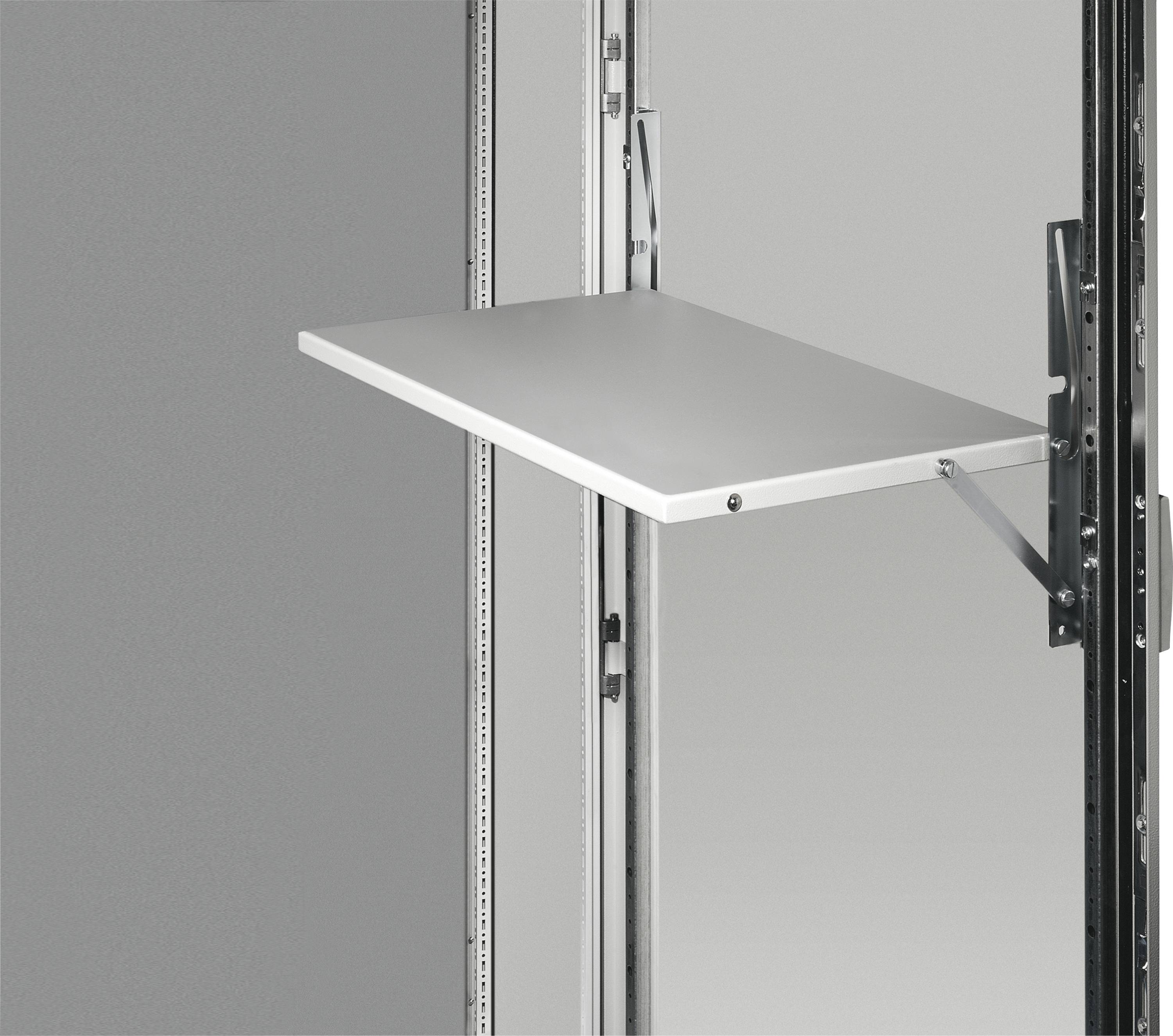 Ein klappbarer Tisch montiert an der Innenseite eines Schranks. Der Tisch ist aus Metall und in neutralen Farben gehalten.