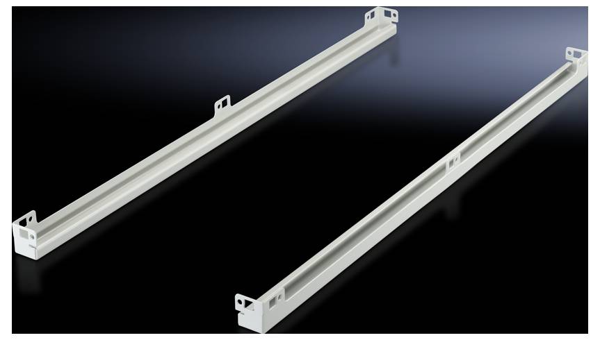 Zwei weiße Metallprofile mit Befestigungslaschen auf einer dunklen Oberfläche, parallel zueinander angeordnet, ohne sichtbare Verbindungen.