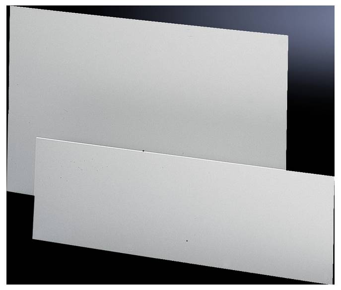 Zwei rechteckige, graue Metallplatten nebeneinander auf dunklem Hintergrund.