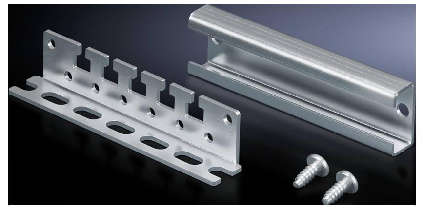 Metallhalterungssatz mit zwei Schienen und zwei Schrauben auf dunklem Hintergrund. Schienen zeigen verschiedene Befestigungsöffnungen.
