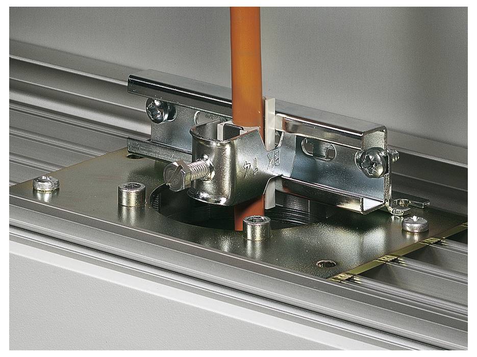 Ein orangefarbenes Kabel wird durch eine Metallhalterung in einem Montagegestell geführt. Es zeigt eine Kabelbefestigungsanwendung.