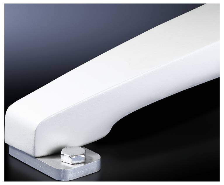 Ein weißer Türgriff ist an einer dunklen Oberfläche befestigt. Unten sieht man eine Sechskantmutter, die den Griff gehalten hat.