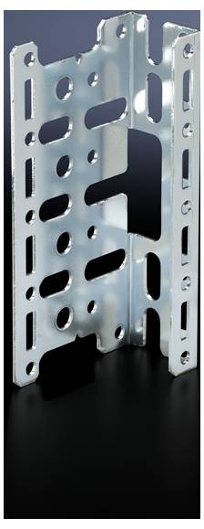 Metallwinkelhalterung mit Löchern, aufrecht stehend auf dunkler Oberfläche.