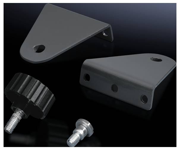 Zwei schwarze dreieckige Halterungen mit Schrauben und einer schwarzen Rändelschraube auf schwarzem Hintergrund, Montagezubehör.