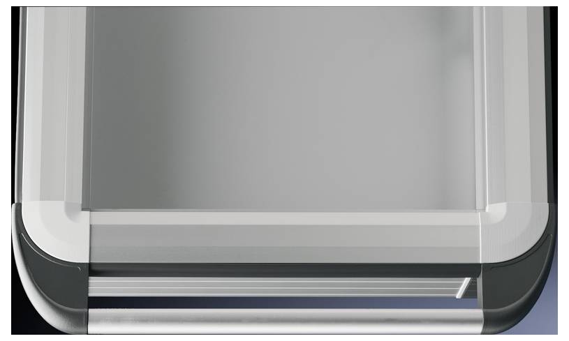 Ein Ausschnitt eines silbernen und schwarzen Rahmens mit einer transparenten oder glänzenden Oberfläche.