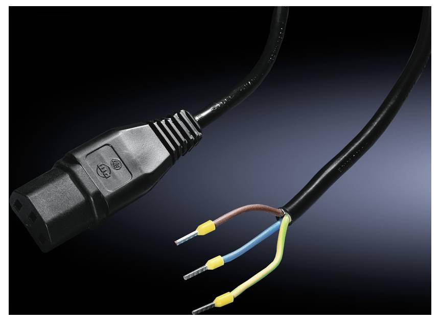 Stromkabel mit schwarzem Stecker, freiliegenden Drähten in Braun, Blau und Gelb-Grün. Trifft Sicherheitsmaßnahmen.