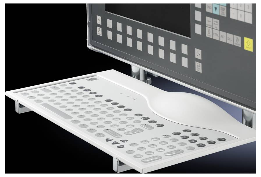 Eine weiße, flache Tastatur mit abgerundeten Tasten ist an einem grauen Bedienfeld mit vielen kleinen, quadratischen Tasten angebracht.