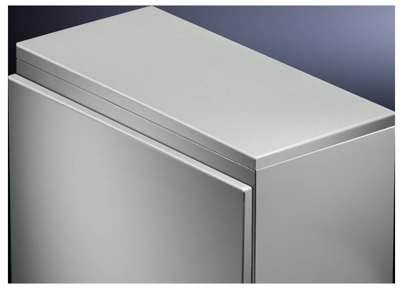 Ein silberner, rechteckiger Metallschrank mit glatter Oberfläche und kantigem Design, vor einem dunkelblauen Hintergrund.