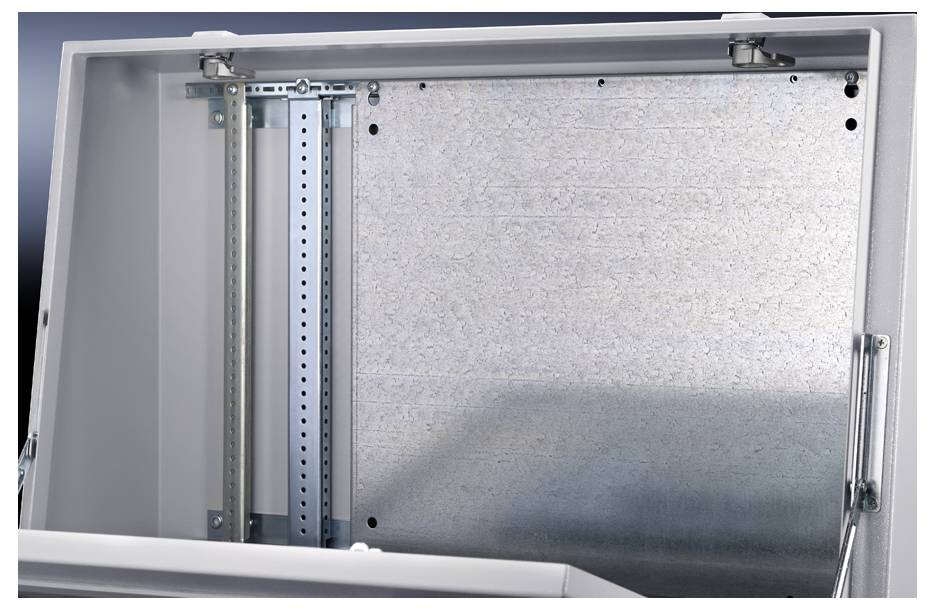 Ein offener Metallkasten zeigt eine leere Montageschiene und eine Metallrückwand, bereit für elektrische Installationen.