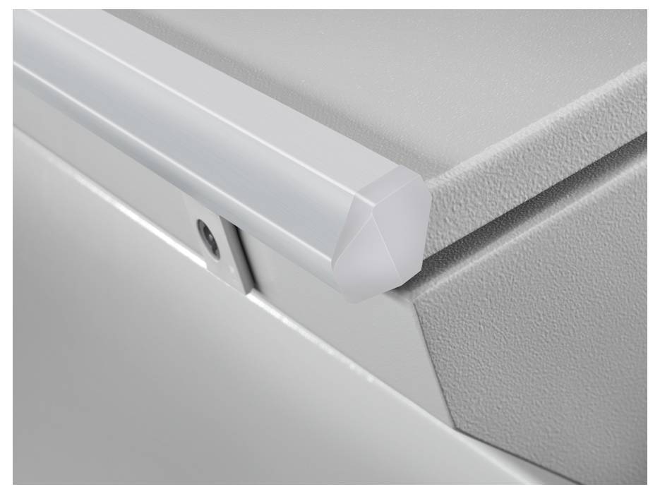 Nahaufnahme eines Kantenschutzes aus Kunststoff, der über die Ecke eines Metallkastens gestülpt ist. Er verhindert Beschädigungen und schützt vor Verletzungen.