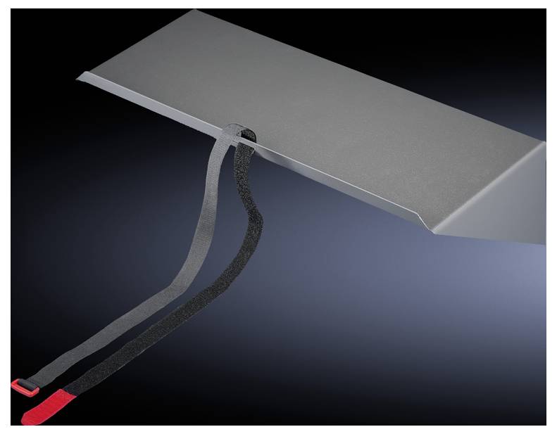 Ein graues Metallblech zeigt zwei Bänder, die daran befestigt sind. Ein Band hat einen roten Verschluss.