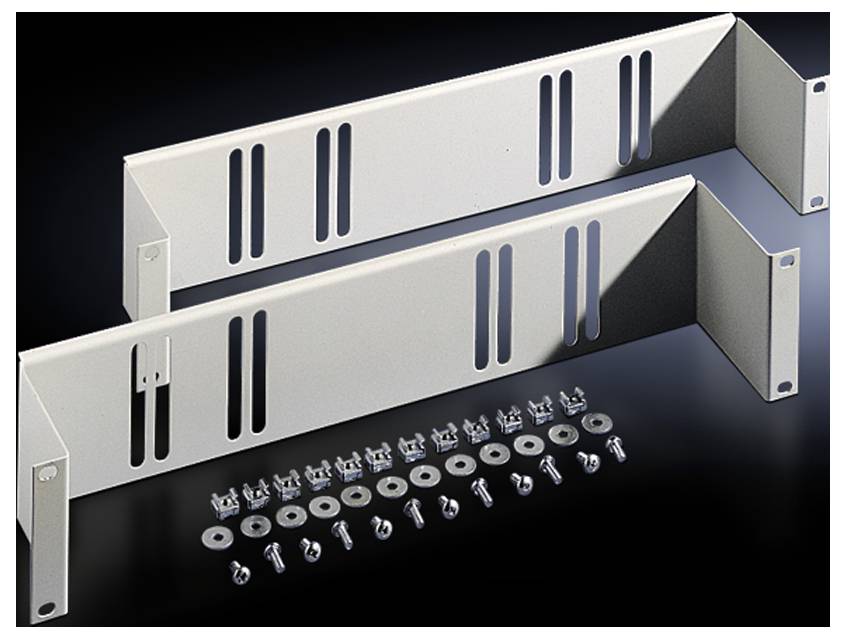 Zwei Metallhalterungen mit belüfteten Schlitzen, begleitet von Schrauben, Muttern und Unterlegscheiben. Eignen sich für die Montage.