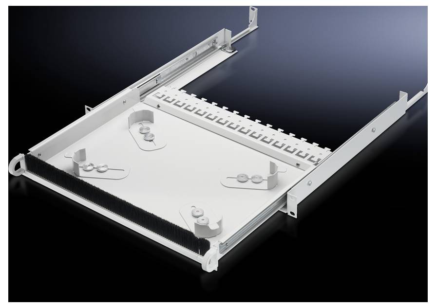 Ein weißes, flaches Metallgestell mit montierten Schienen auf beiden Seiten, vermutlich Teil eines Netzwerkschranks oder Serverschublade.