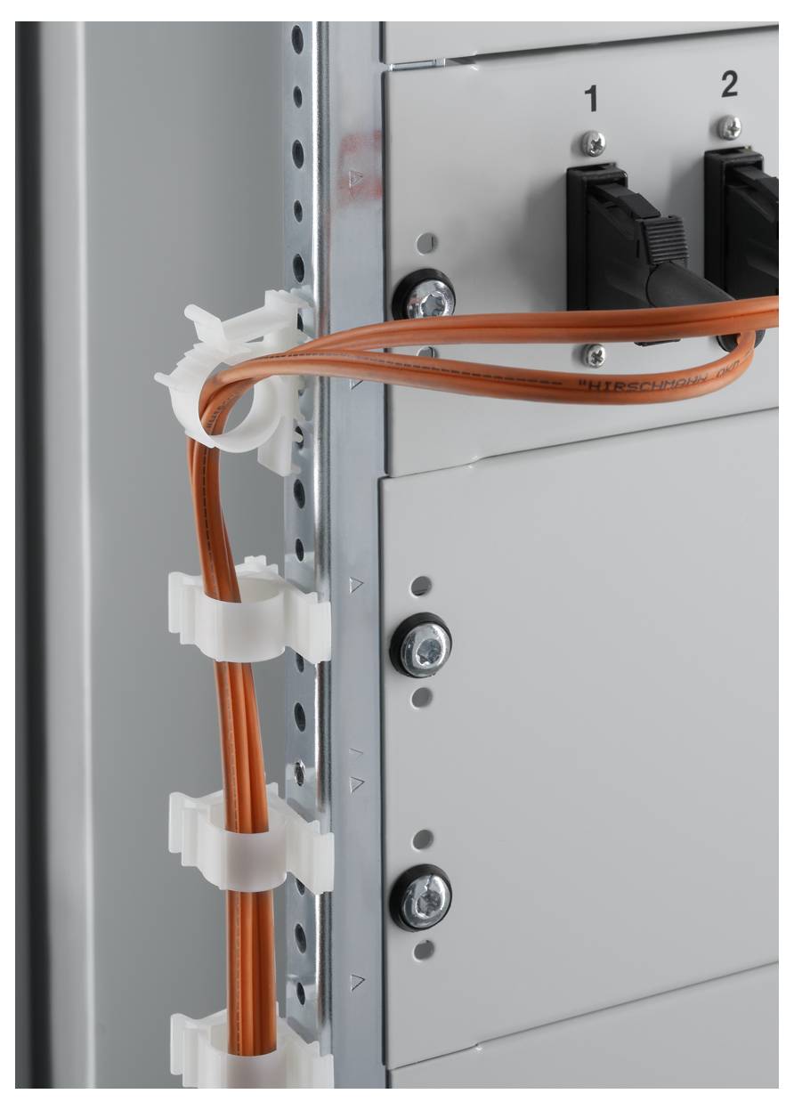 Ein Servergehäuse mit orangefarbenen Kabeln, die durch Kabelhalter geführt werden. Oben sind schwarze Anschlüsse mit den Nummern 1 und 2 sichtbar.