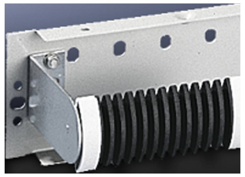 Wandhalterung mit großem Kabelkanal, befestigt an einer perforierten Metallplatte, für Kabelmanagement in technischen Umgebungen.