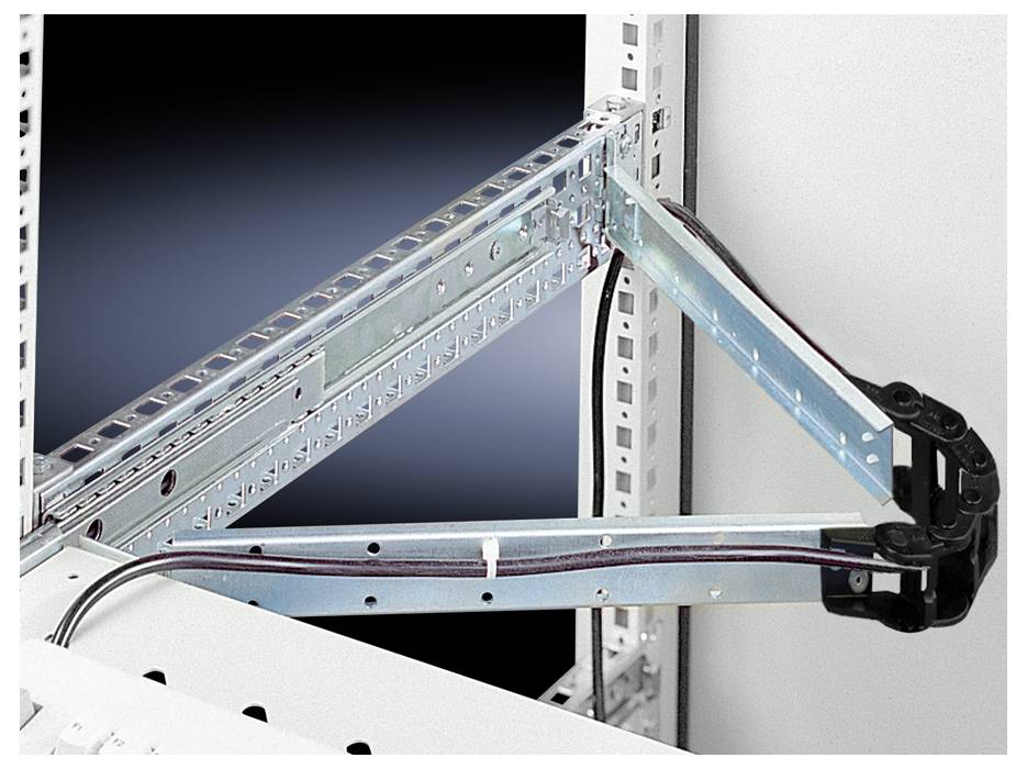 Metallisches Schienensystem in einem technischen Rahmen, mit Kabeln entlang der Schienenseite. Wird möglicherweise zur Montage in IT-Racks genutzt.