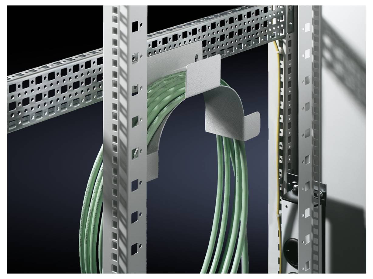Ein Kabelhalter in einem Metallgestell, der grüne Kabel ordnet und stabilisiert.