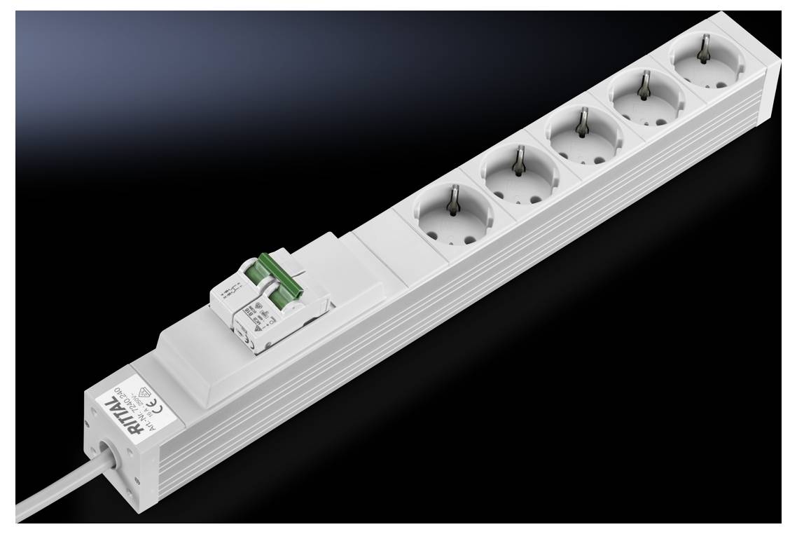 Eine weiße Steckdosenleiste mit fünf Steckplätzen und einem eingebauten Schutzschalter auf einem schwarzen Hintergrund.