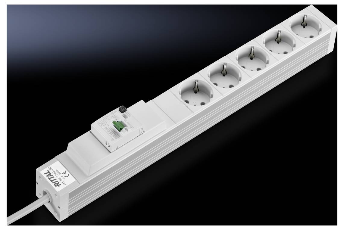 Abbildung eines Mehrfachsteckers mit fünf Steckdosen und einem integrierten Überspannungsschutzschalter, geeignet für Büro oder Haushalt.