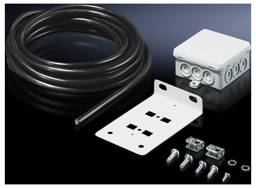 Kabel-Set bestehend aus einem langen schwarzen Kabel, einer weißen Anschlussdose, einer Halterung und Schrauben auf schwarzem Hintergrund.