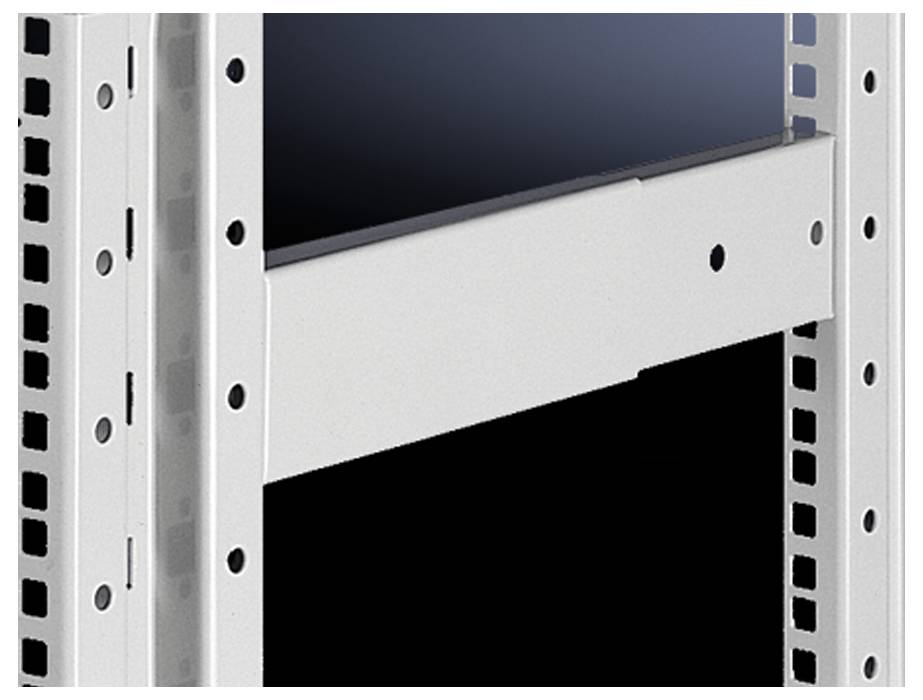 Ein hellgrauer Metallrahmen mit gestanzten Löchern, Teil eines Regalsystems. Im Fokus steht ein horizontaler Verstärkungsstreifen.