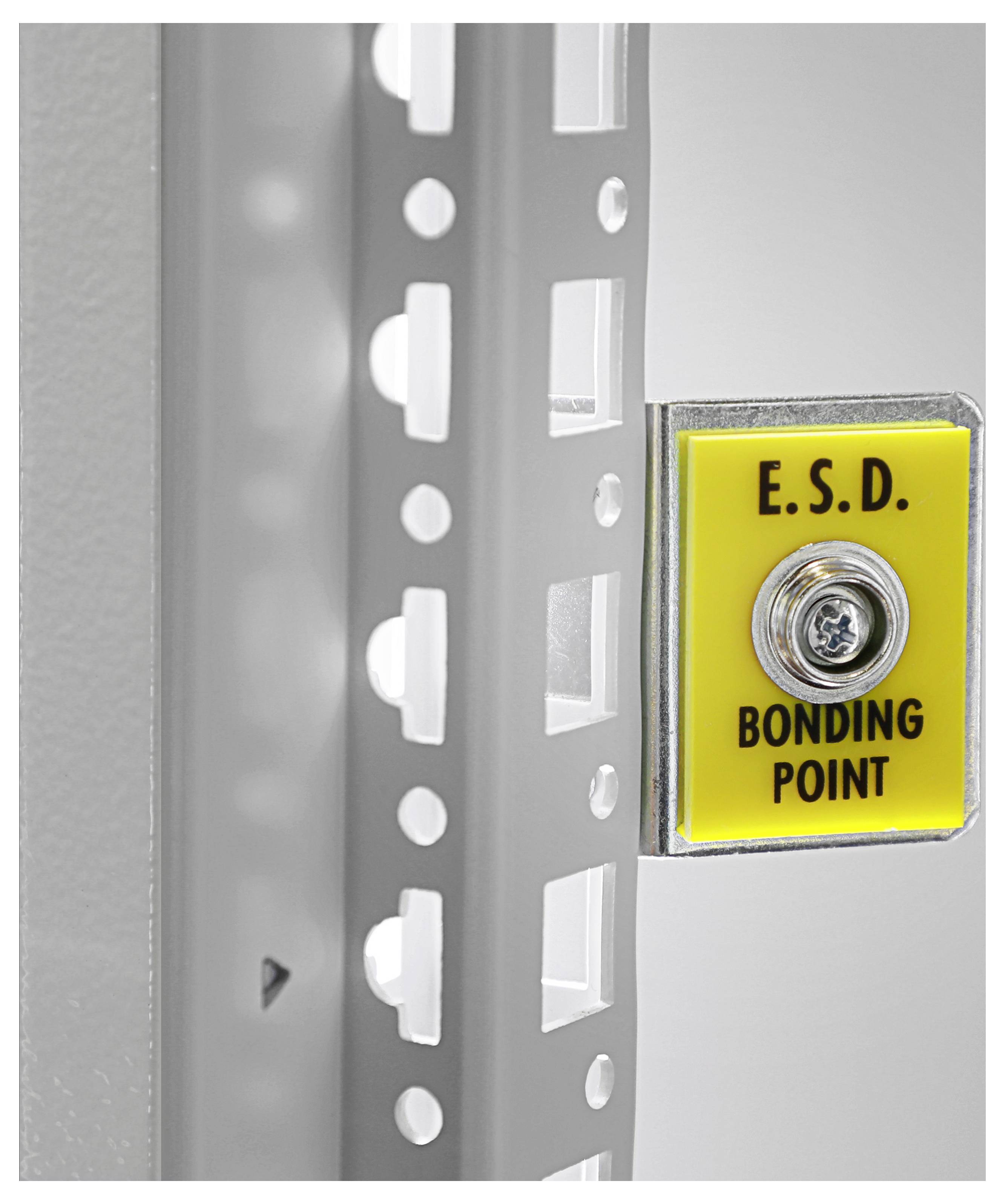 ESD-Verbindungspunkt mit gelbem Schild und schwarzer Schrift, an einer grauen Metallstrebe montiert, zur Entladungsvermeidung.