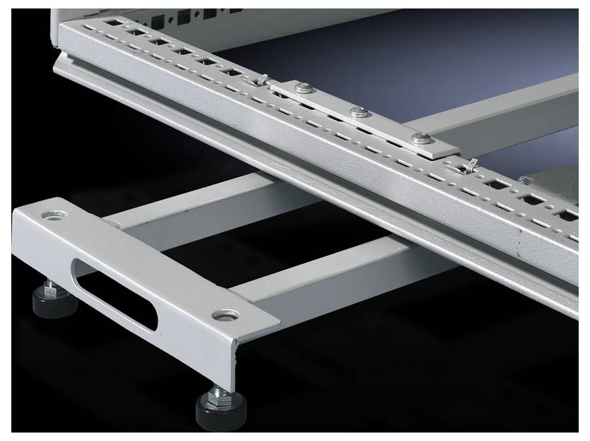 Ein Metallrahmen mit verstellbaren Elementen und Rädern auf schwarzem Hintergrund. Wird möglicherweise für industrielle Anwendungen verwendet.