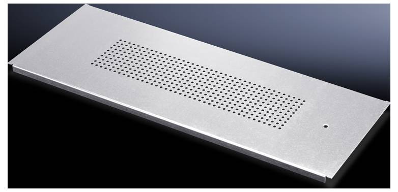 Rechteckige graue Abdeckplatte aus Metall mit einer Reihe von kleinen, perforierten Löchern in der Mitte, auf dunklem Hintergrund.