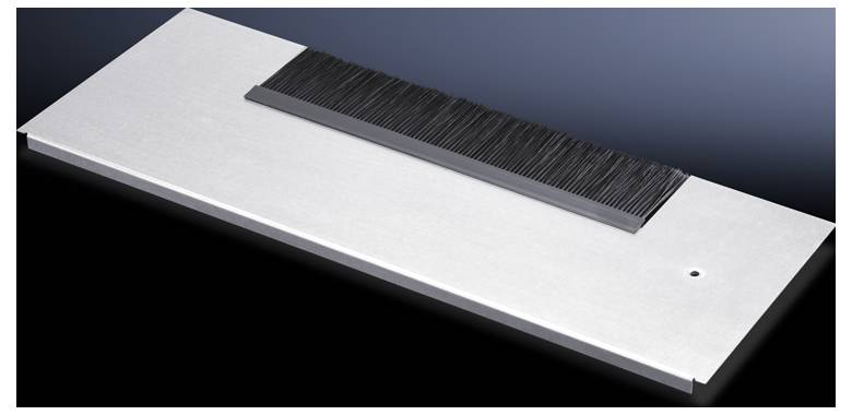Eine rechteckige Aluminiumplatte mit einem schmalen, schwarzen Bürstenstreifen in der Mitte liegt auf einem dunklen Hintergrund.