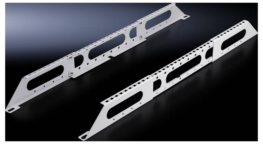 Zwei silberne, perforierte Metallträger zur Montage von elektrischen Geräten, auf schwarzem Hintergrund liegend.