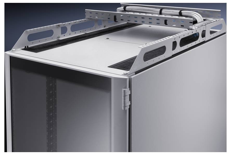 Ein silberner Metallschrank mit offenem Dach zeigt Kabelmanagement-Führungen oben. Der Hintergrund ist dunkelblau.