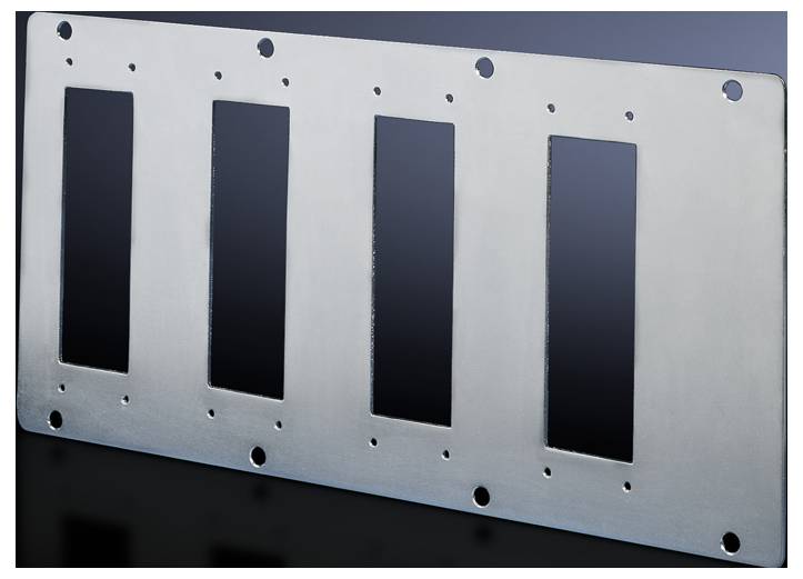 Metallplatte mit vier rechteckigen Aussparungen, wahrscheinlich für elektronische Geräte oder als Montageplatte.