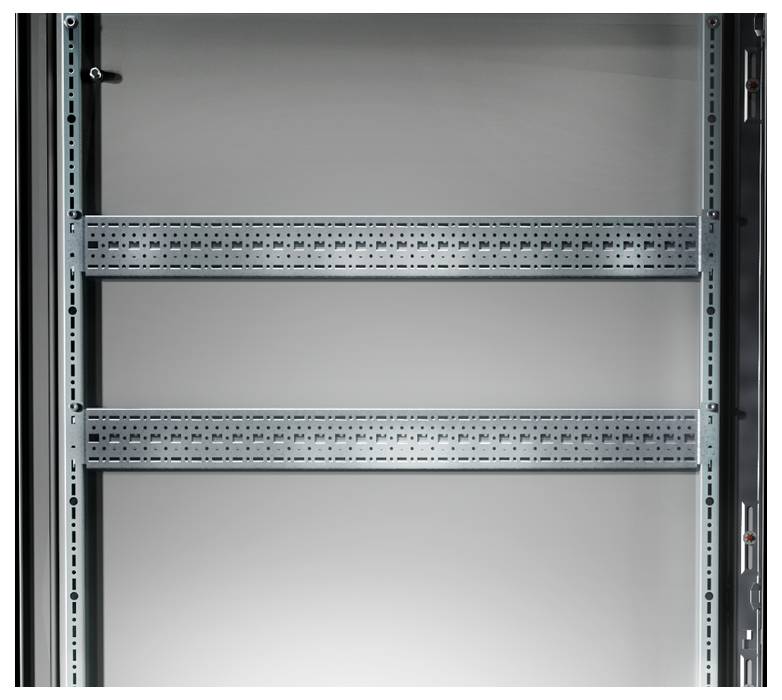 Metallregal mit zwei verstellbaren Streben, geeignet für industrielle oder technische Anwendungen in einem leeren Raum.