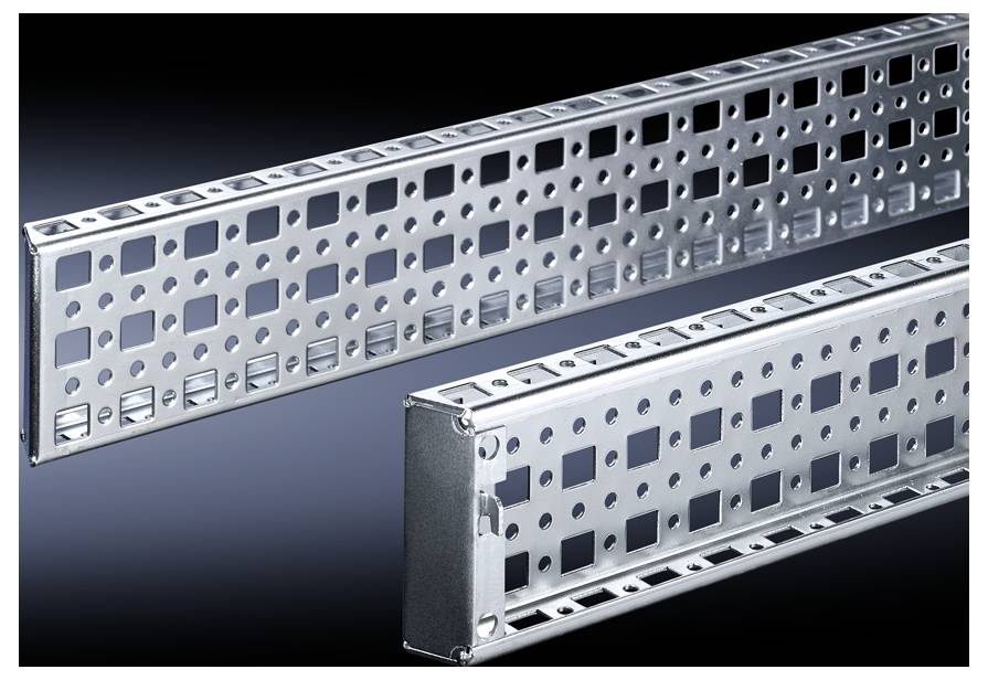 Zwei verzinkte Metallprofile mit quadratischen Aussparungen; eins im Vordergrund, eins im Hintergrund. Sie wirken stabil und fest.