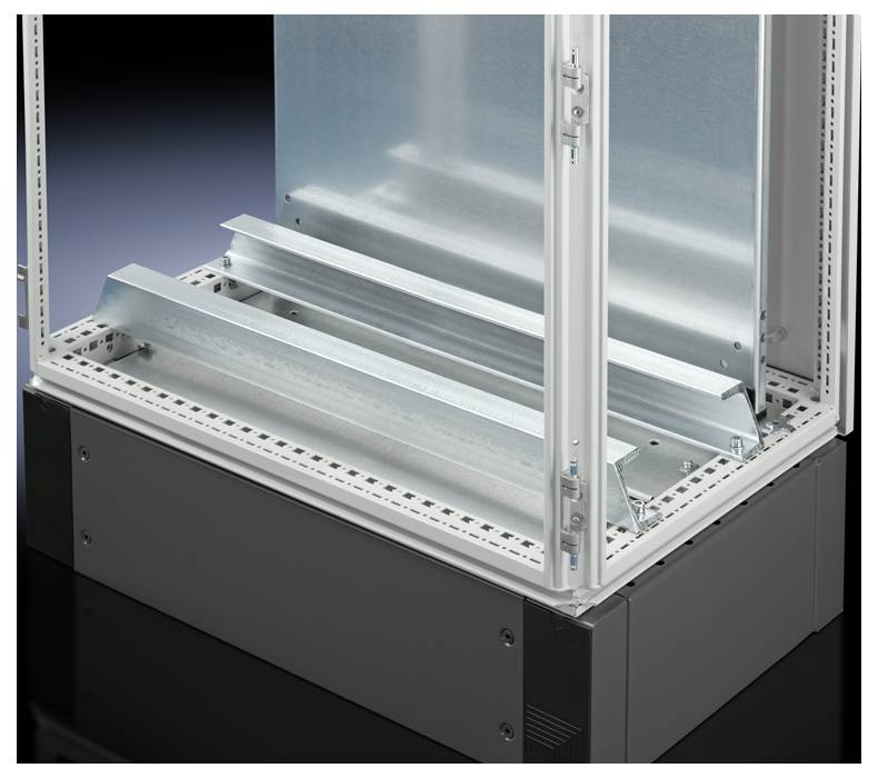 Ein metallischer Schaltschrank mit offenem Türrahmen zeigt innere Halterungen und Schienen, der Boden hat eine Lochmuster-Basis.