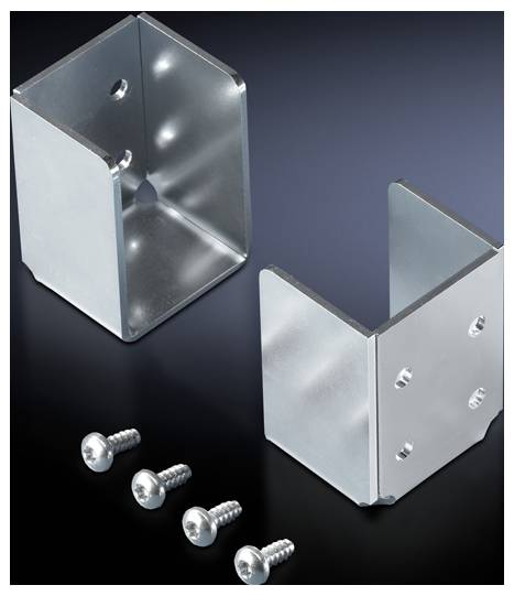 Zwei silberne Metallhalterungen mit Schrauben auf schwarzem Hintergrund. Ideal für montagebezogene Anwendungen.