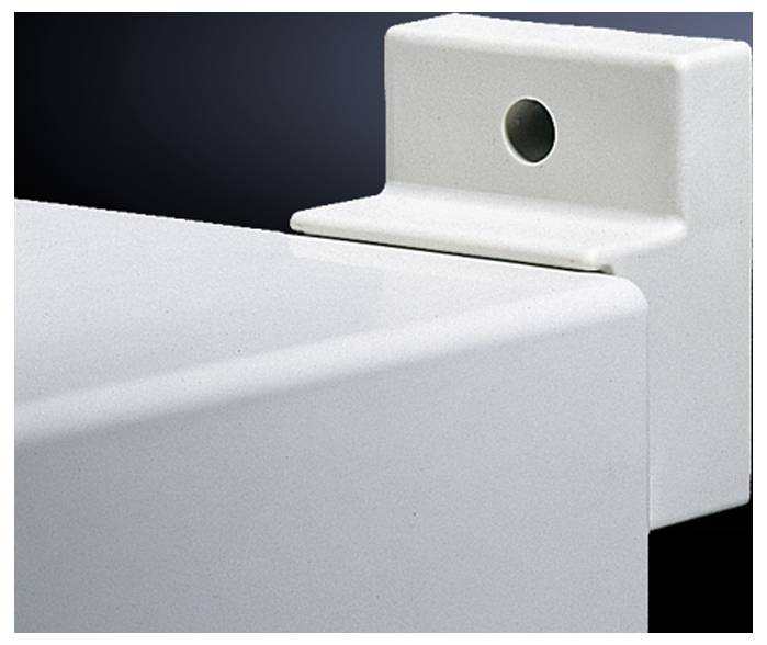 Weiße, glänzende Halterung mit rechteckigem Design und rundem Loch. Befestigt an einer glänzenden, glatten Fläche.