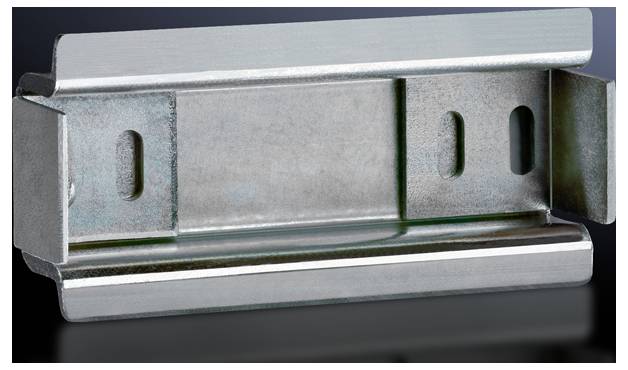 Metallische Halterung mit zwei rechteckigen Öffnungen, geeignet für industrielle Anwendungen. Quadratische Form, graue Oberfläche.