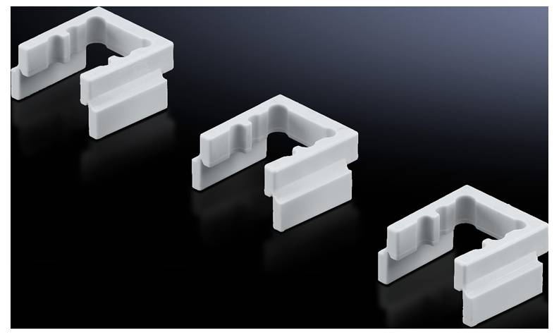 Drei weiße Kunststoff-Clips in U-Form auf schwarzem Hintergrund. Sie sind gleichmäßig angeordnet und werfen leichte Schatten.
