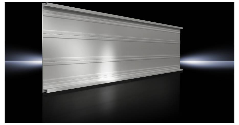 Metallisches Bauteil in einer dunklen Umgebung, beleuchtet von beiden Seiten. Das Bauteil hat horizontale Linien und eine glänzende Oberfläche.