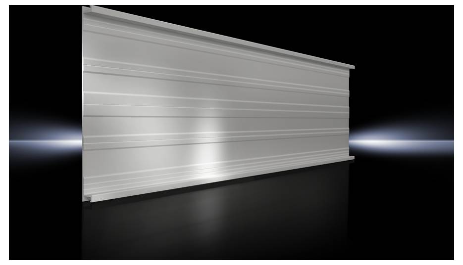 Metallisches Paneel mit horizontalen Rillen auf schwarzem Hintergrund, beleuchtet von beiden Seiten.